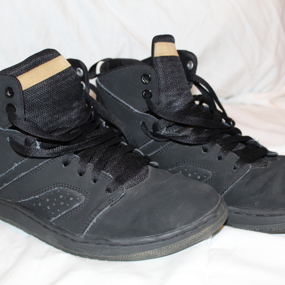 Size 8 men's black hightop Jordans